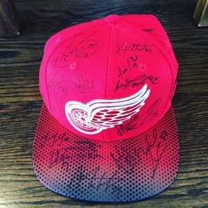 Detroit Redwings hat signed by whole team